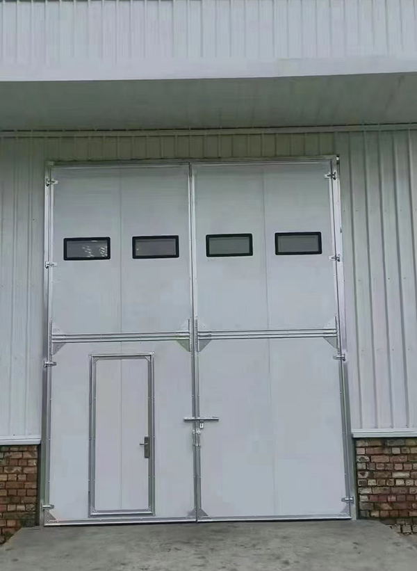 峪泉镇工业门在设备装配车间出入口的实施记录