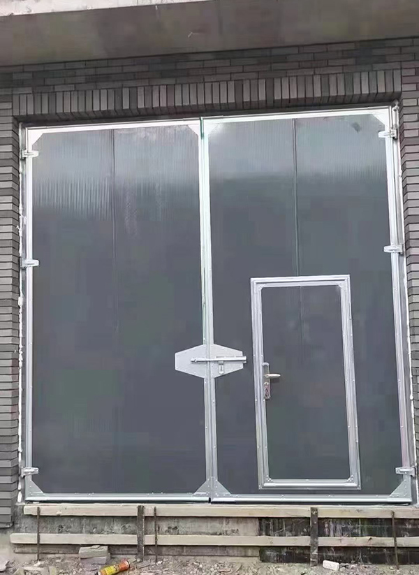 峪泉镇工业平开门在大型设备制造车间的应用实例